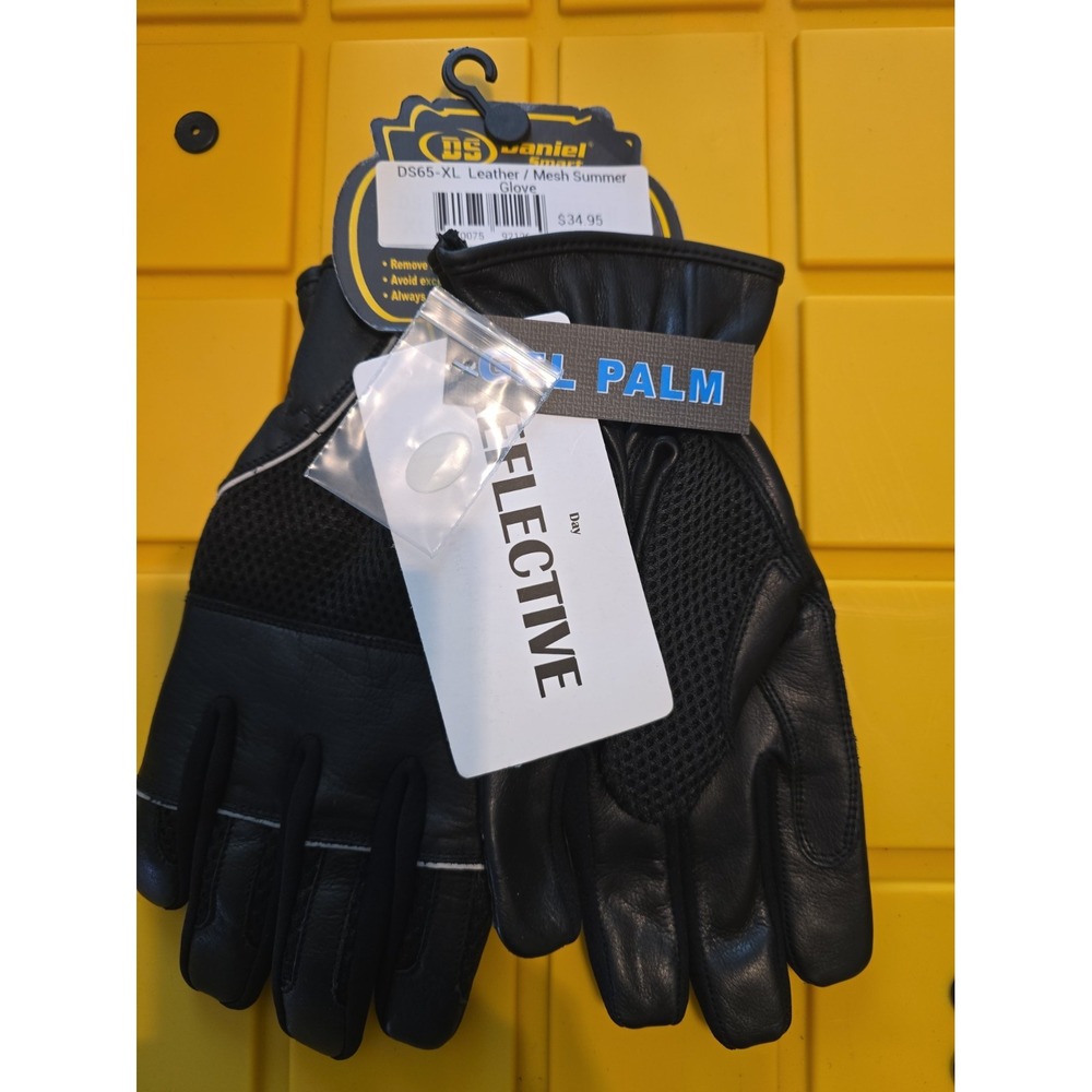 Daniel Smart Mfg DS65 in black is a lightweight leather and 3D mesh XL
